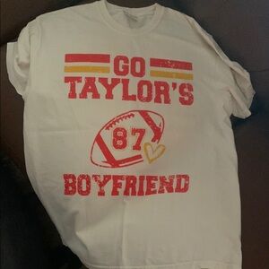 Go Taylor’s boyfriend T-shirt